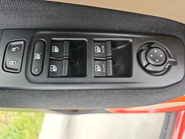 Used 2019 Red Jeep Latitude image 27