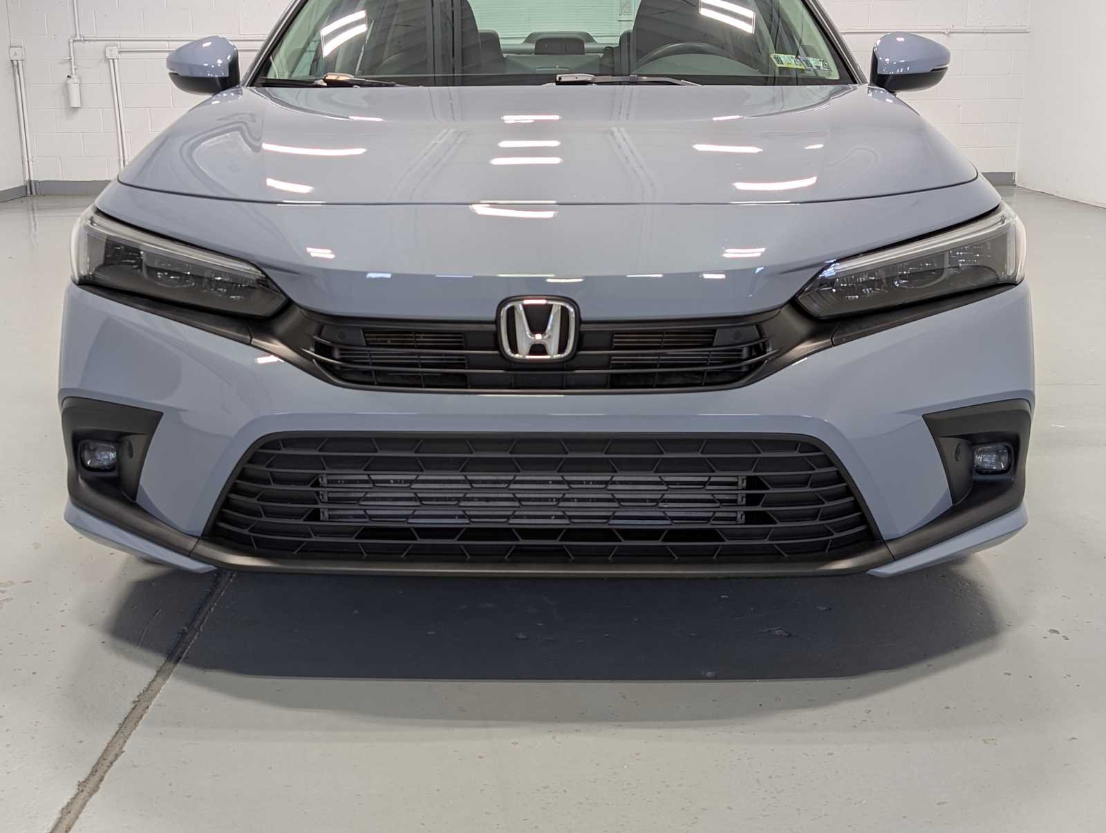 Used 2024 Sonic Gray Pearl Honda Touring image 2
