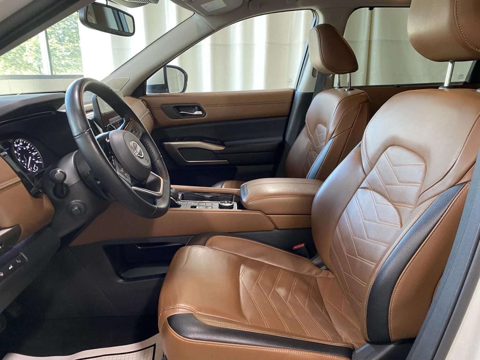 Used 2022 Pearl White Tricoat Nissan Platinum image 18