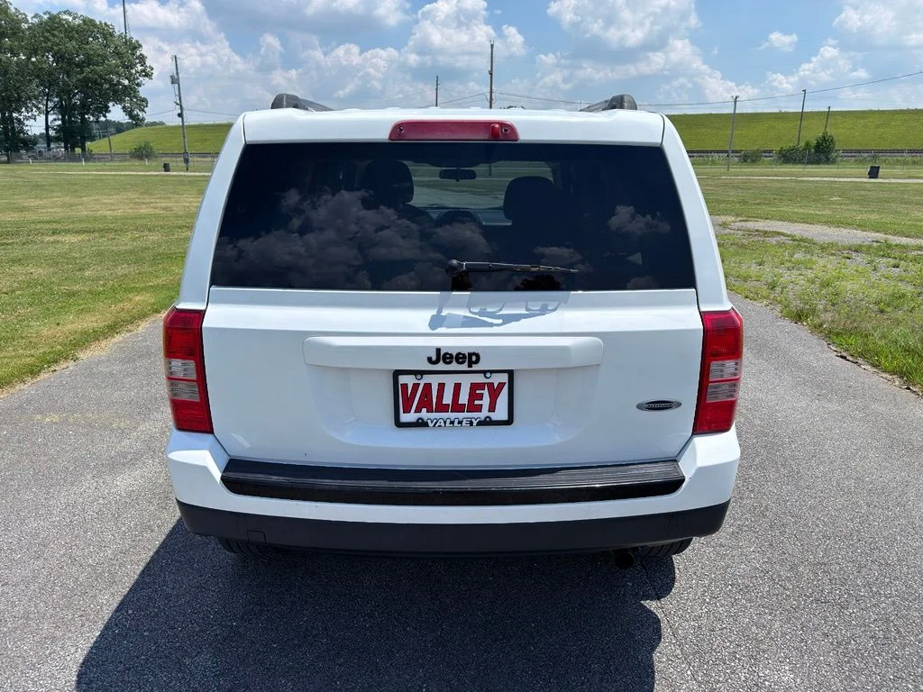 Used 2015 White Jeep Sport image 8
