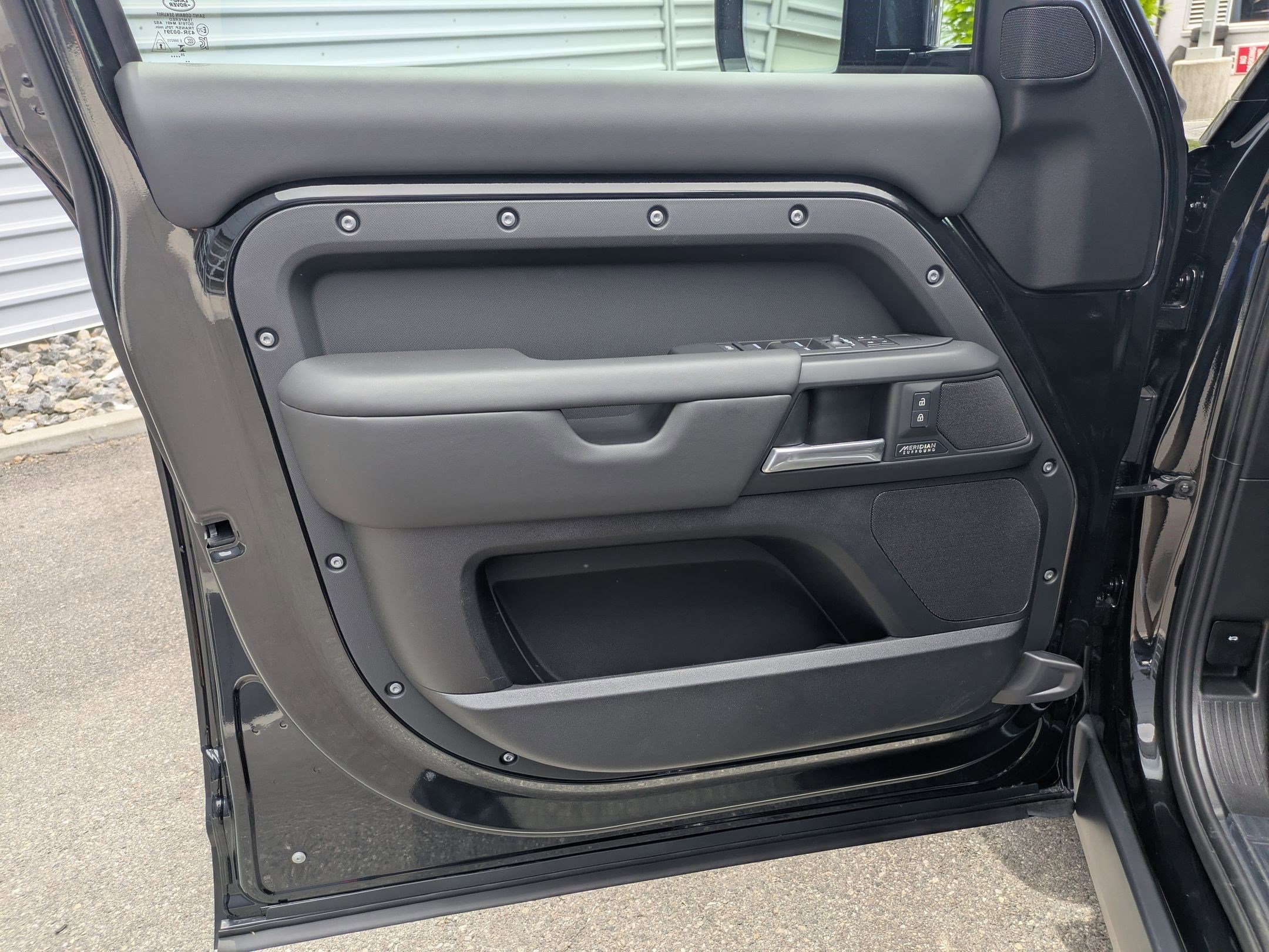 New 2026 Santorini Black Land Rover P400 X-Dynamic SE image 13