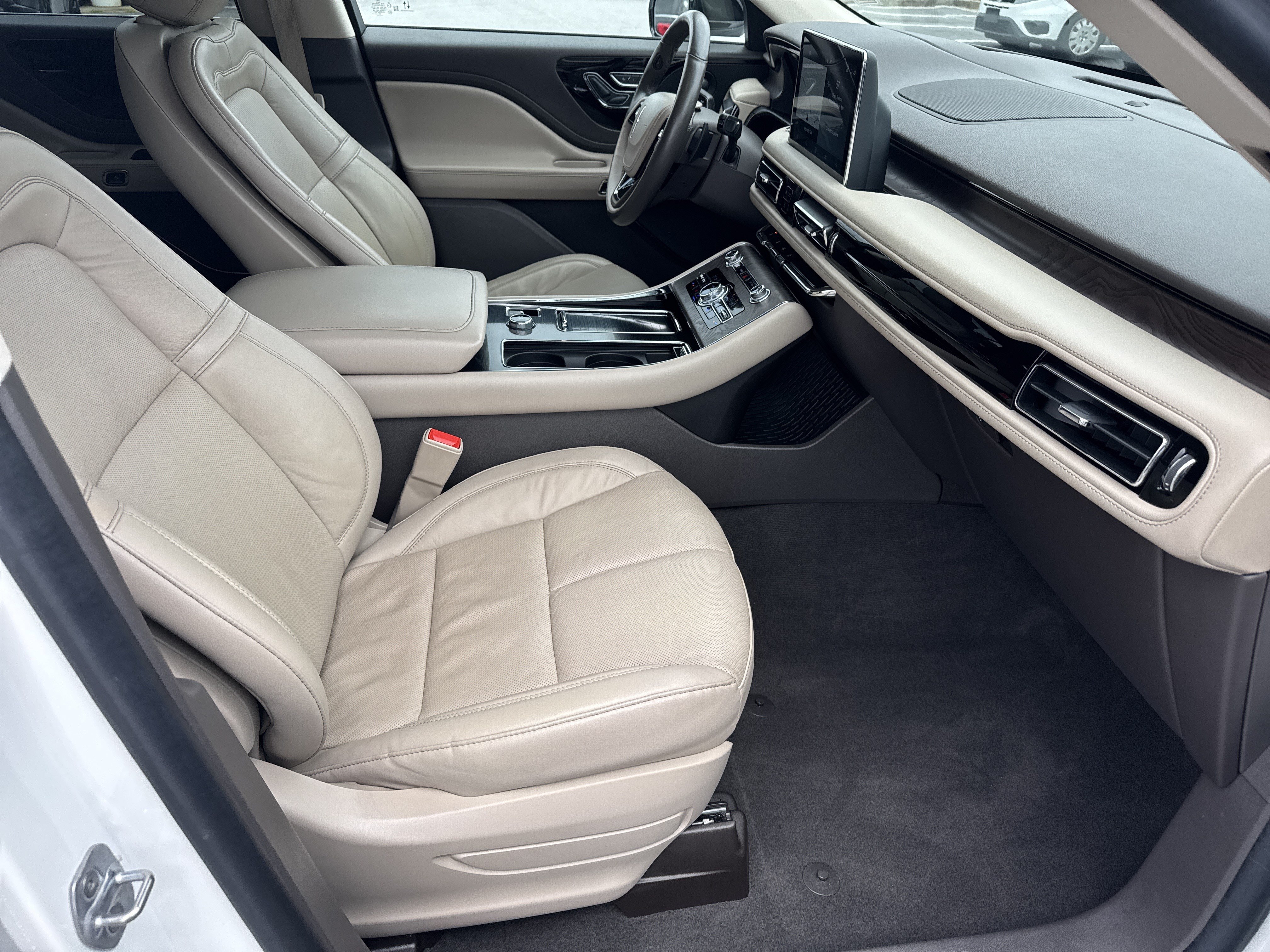 Used 2023 White Metallic Lincoln Reserve image 16