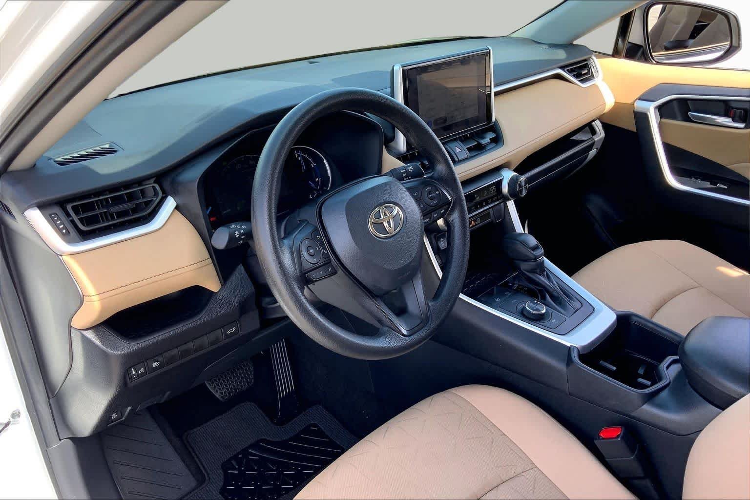 Used 2025 Ice Cap Toyota Hybrid XLE image 17