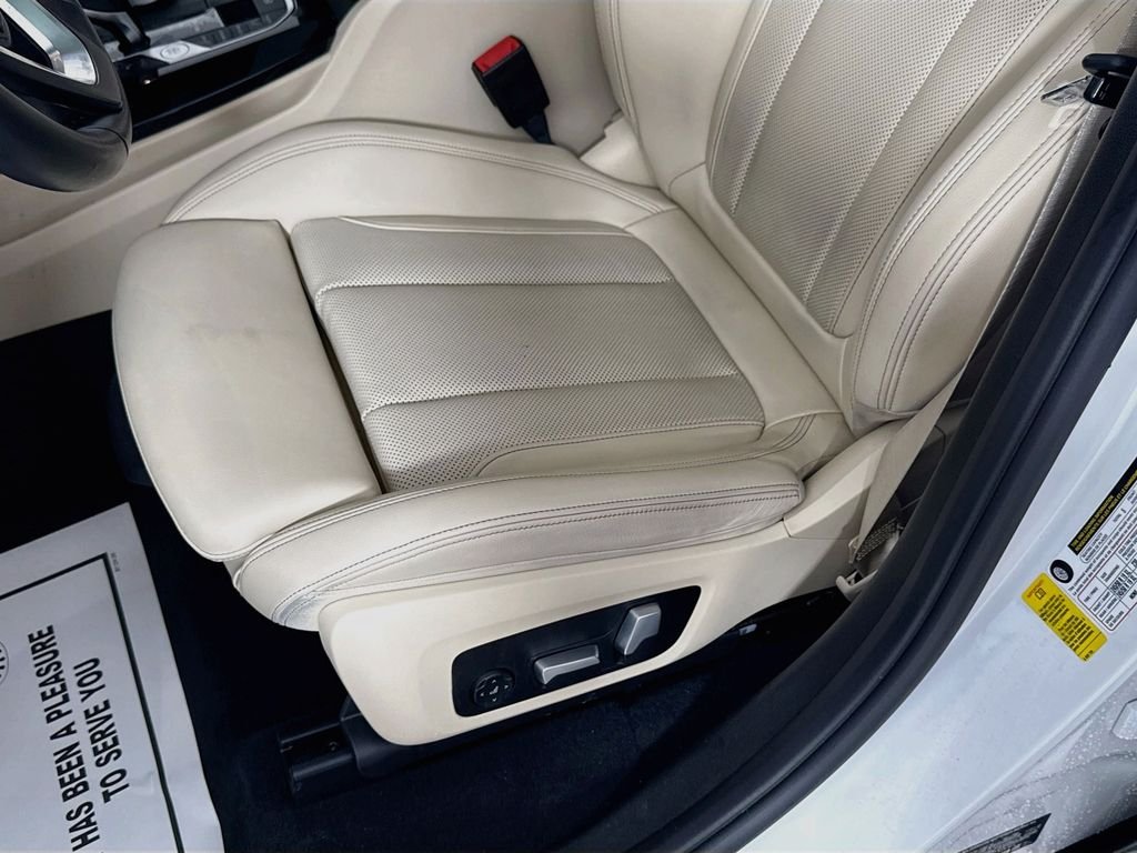 Used 2022 Alpine White BMW sDrive30i image 23