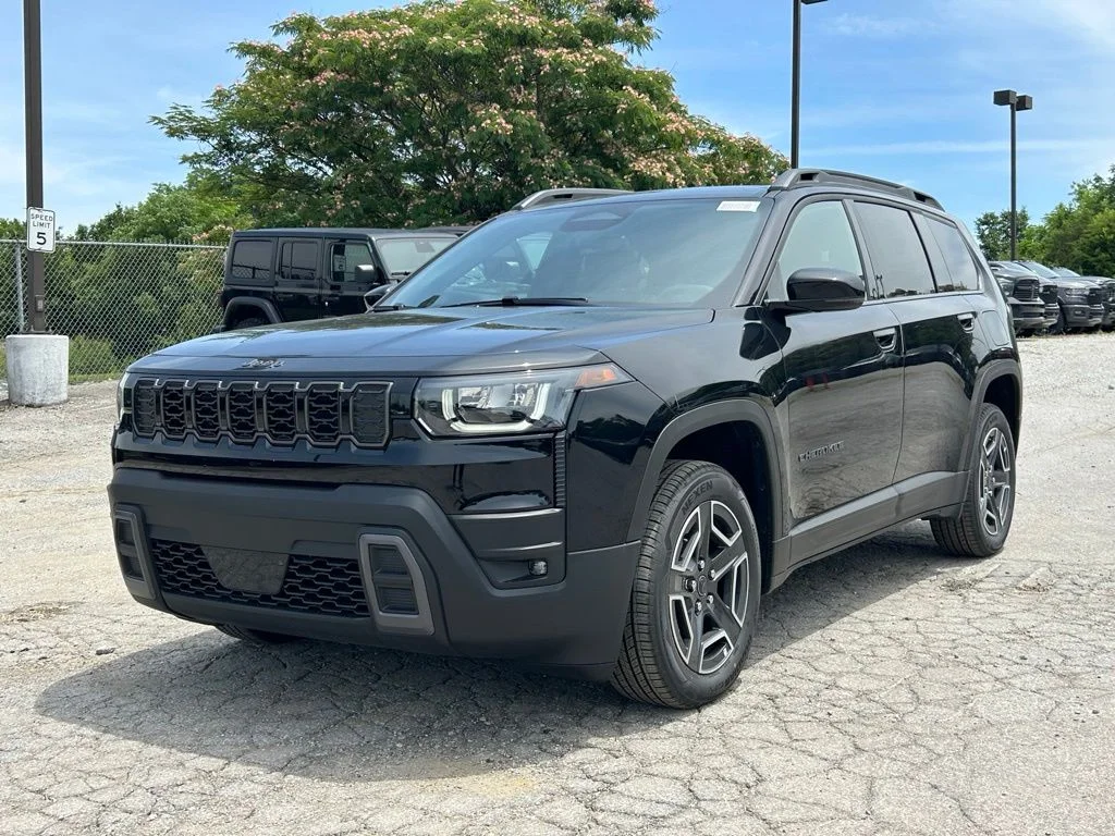 New 2026 Diamond Black Crystal Pearl-Coat Exterior Paint Jeep Limited image 2