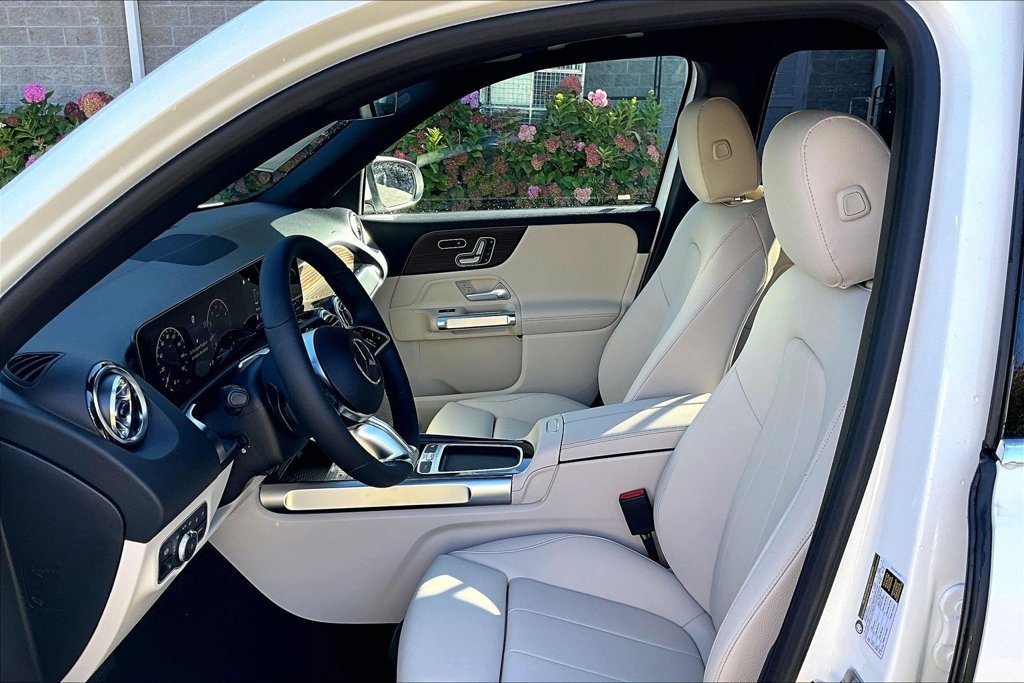 New 2026 Polar White Mercedes-Benz GLB 250 image 23