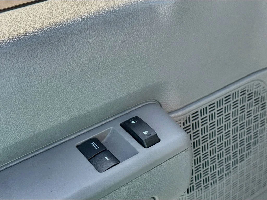 New 2027 Oxford White Ford E-350 SRW image 17