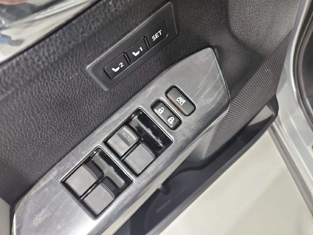 Used 2017 Silver Toyota Platinum image 11
