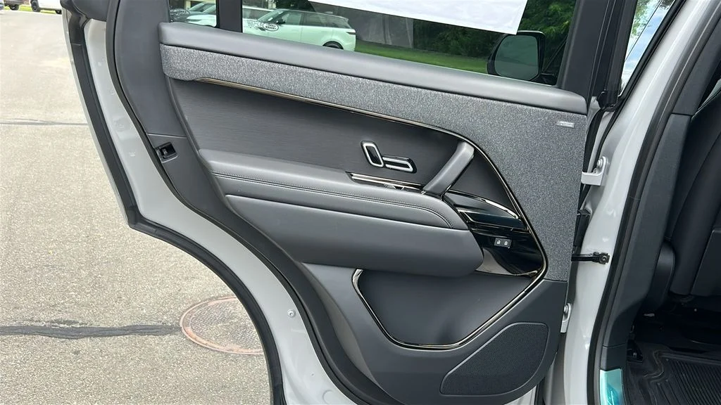 New 2027 Borasco Grey LAND ROVER Dynamic SE image 25