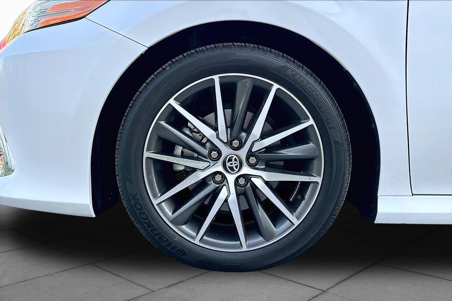 Used 2023 Wind Chill Pearl Toyota XLE V6 image 11