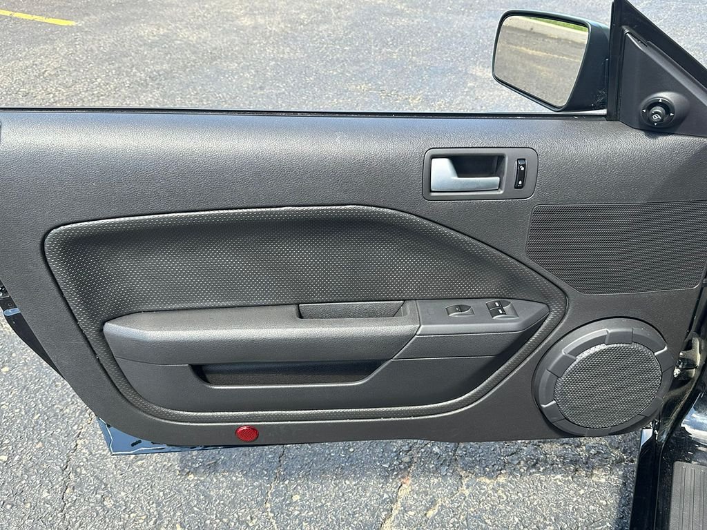 Used 2005 Black Ford  image 41