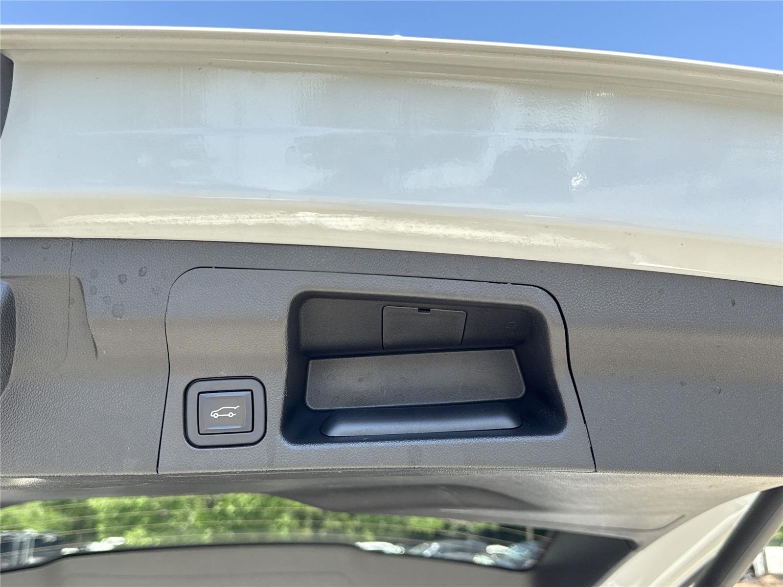 Used 2023 White Frost Tricoat GMC Denali image 28