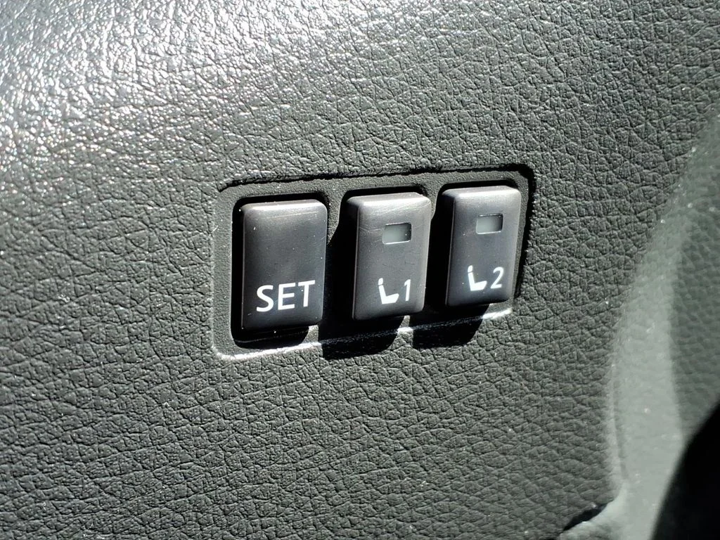 Used 2018 Red Nissan SL image 13