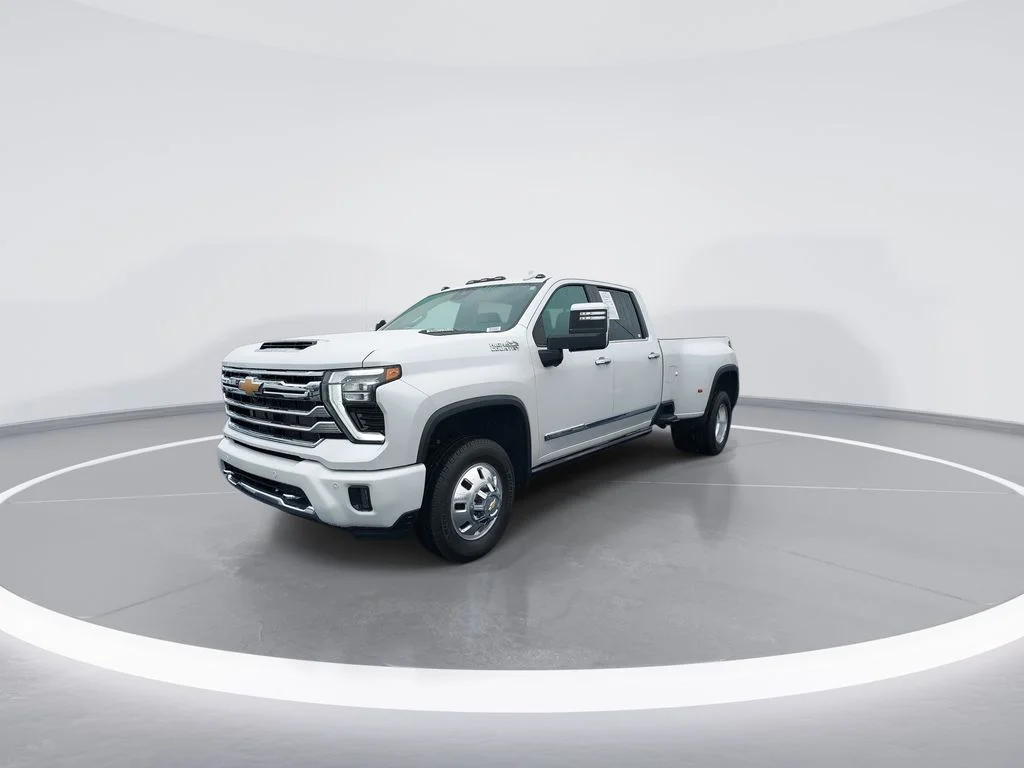 Used 2024 Beige Chevrolet High Country image 4