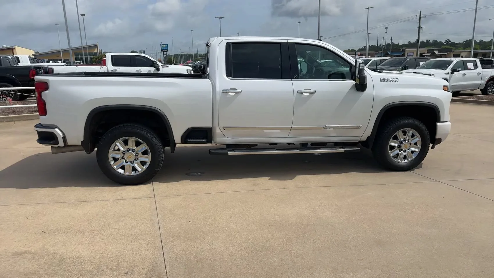 Used 2024 Pearl Chevrolet High Country image 8