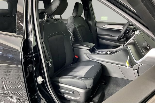 New 2026 Diamond Black Crystal Pearl-Coat Exterior Paint Jeep Laredo image 12