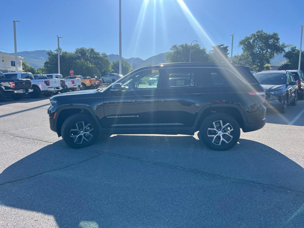 Used 2024 Diamond Black Crystal Pearlcoat Jeep Limited image 14