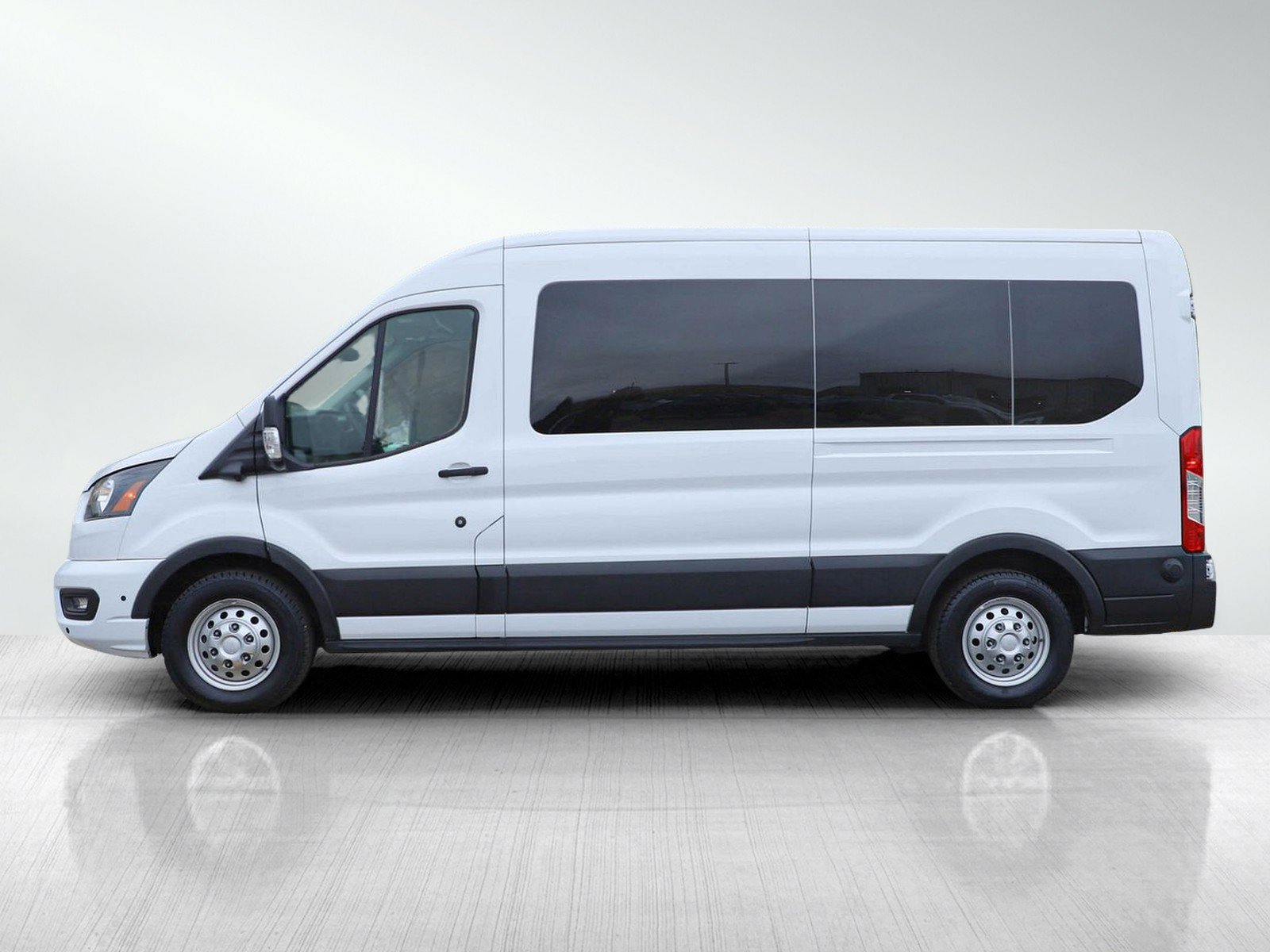 Used 2024 Oxford White Ford Xlt image 2