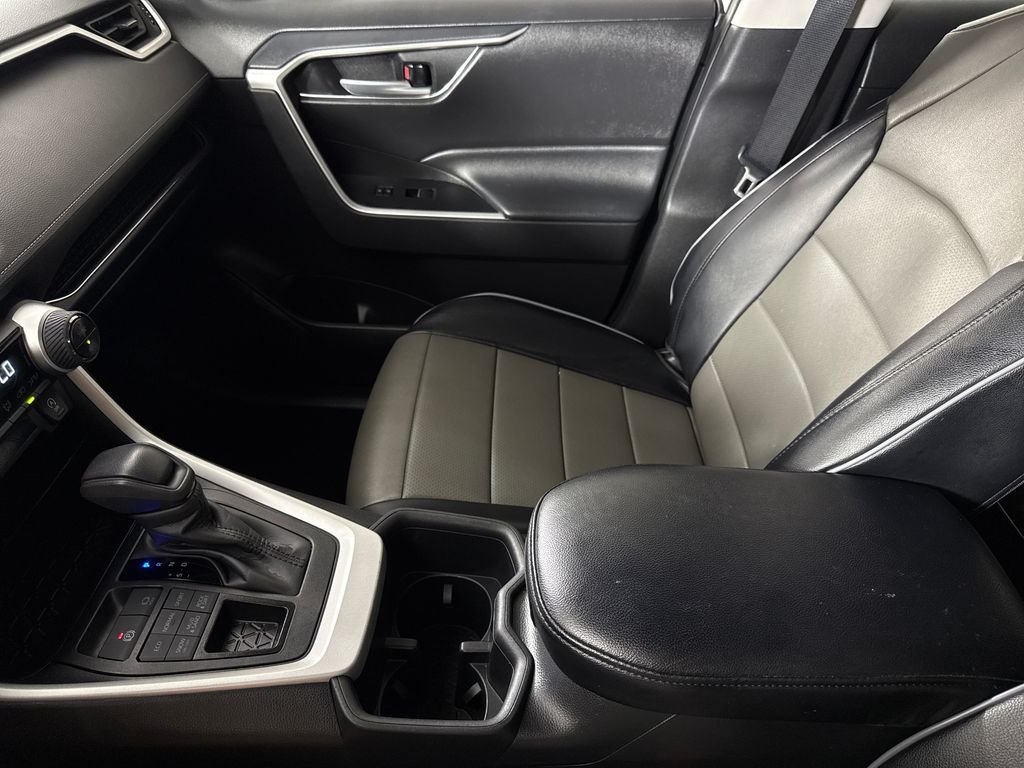 2025 Toyota RAV4 XLE - Photo 19