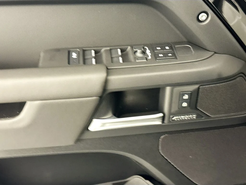 New 2026 Santorini Black Land Rover X-Dynamic SE image 16