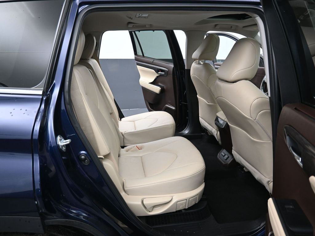 Used 2022  Toyota Limited image 35