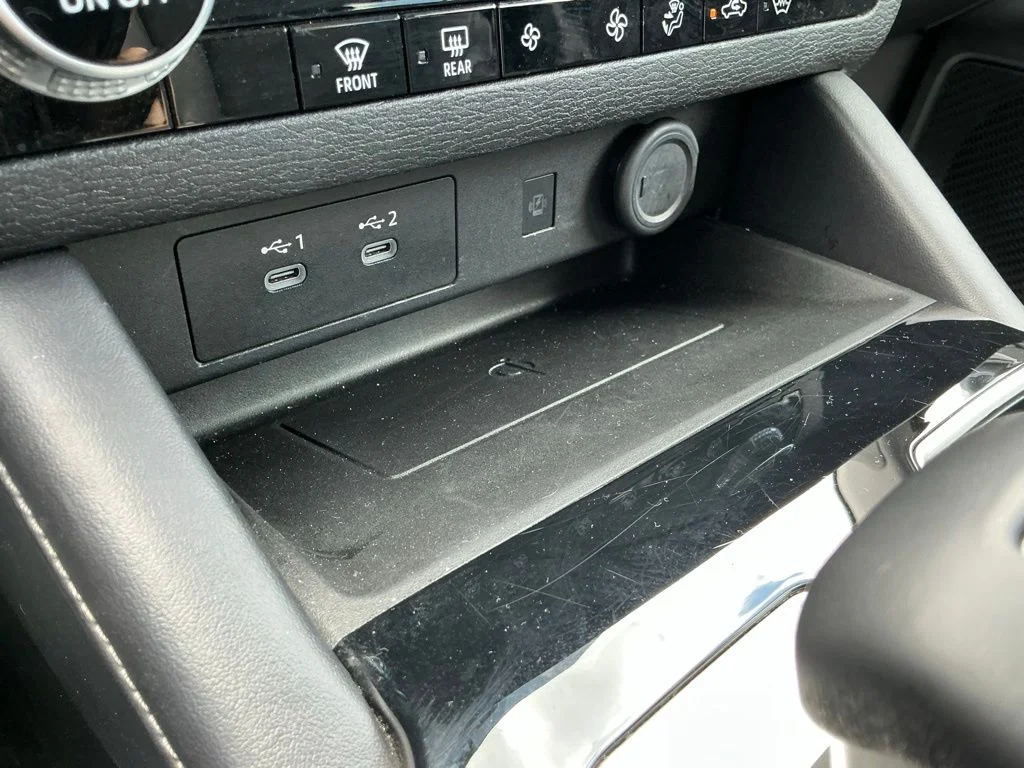 Used 2025  Mitsubishi SE image 35
