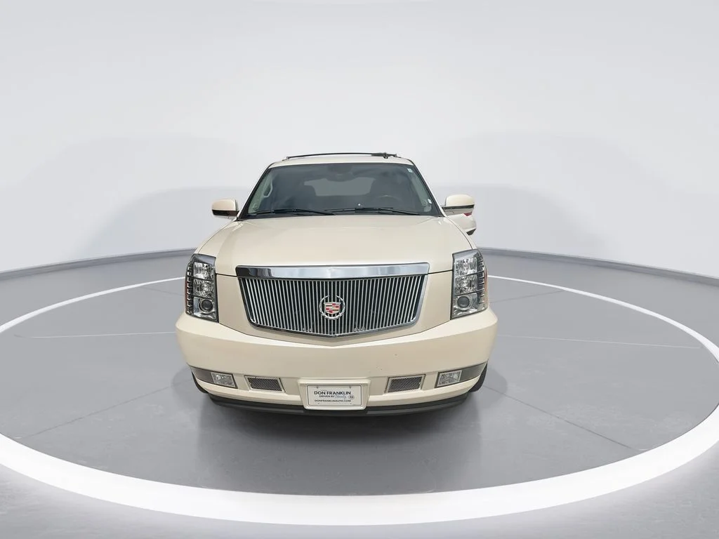 Used 2007 White Cadillac Base image 3