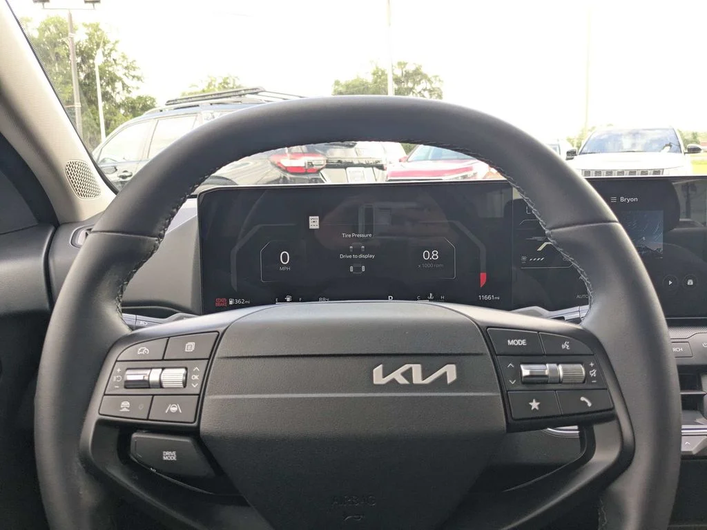 Used 2025  Kia EX image 21