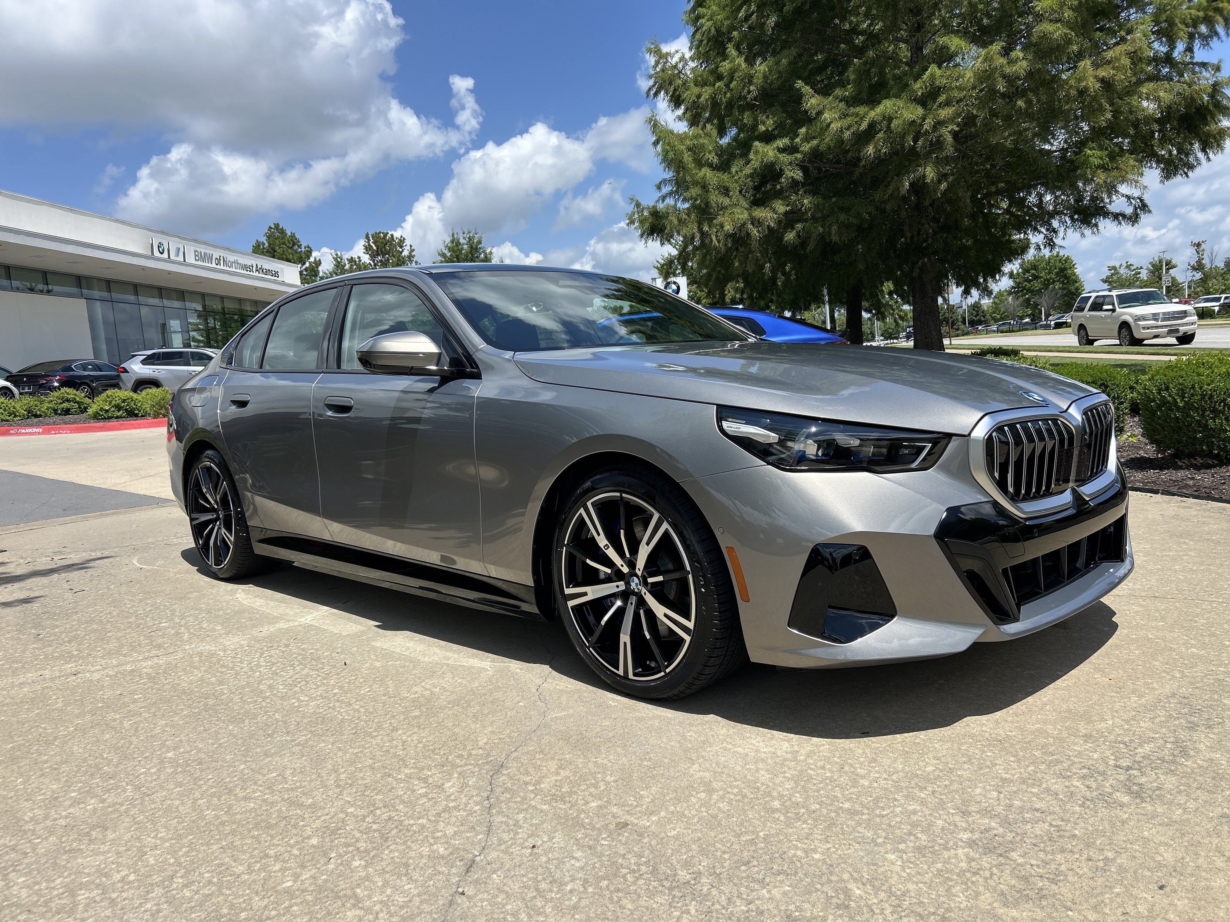 New 2026 OXIDE GREY BMW 550e xDrive image 6
