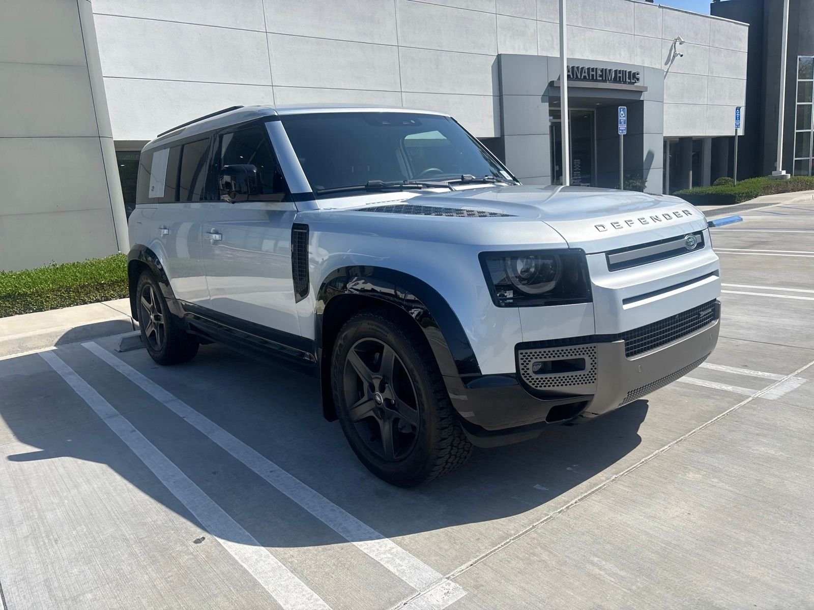 Used 2023 Hakuba Silver Metallic Land Rover X-Dynamic SE image 2