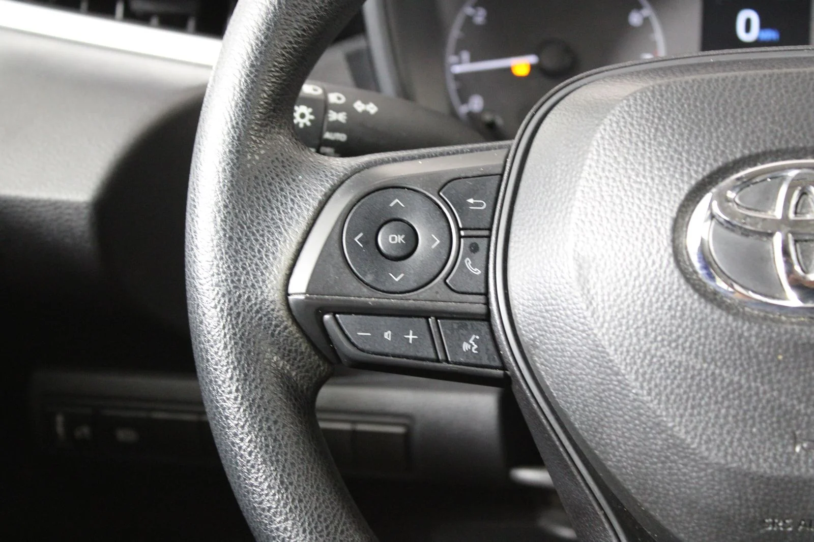 Used 2025 White Toyota LE image 28
