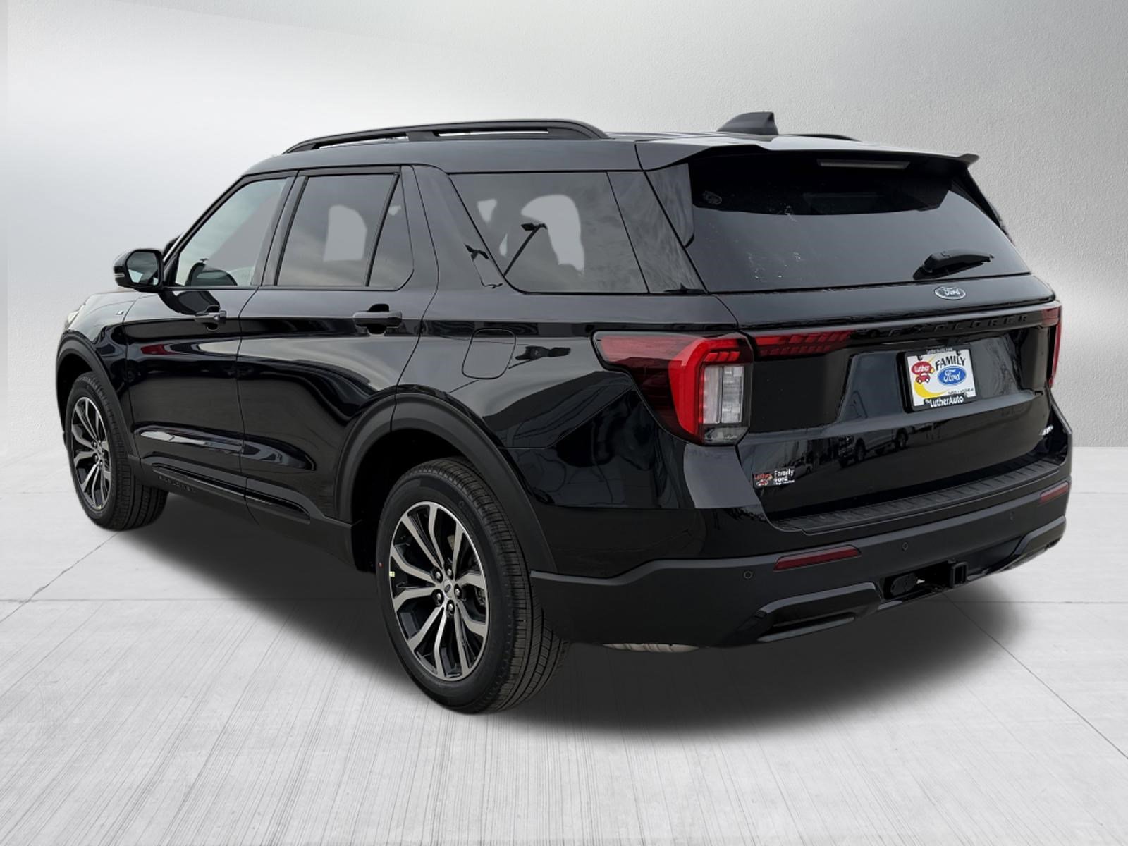 New 2026 Agate Black Metallic Ford ST-Line image 3