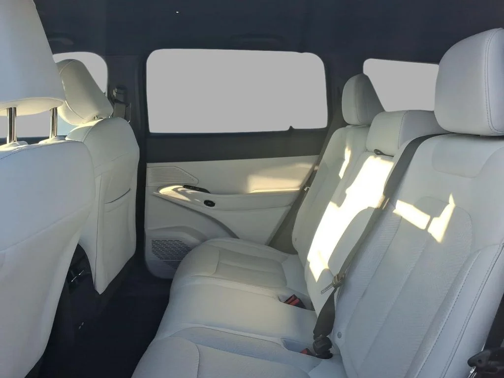 New 2026 Diamond Black Crystal Pearlcoat Jeep Laredo image 7