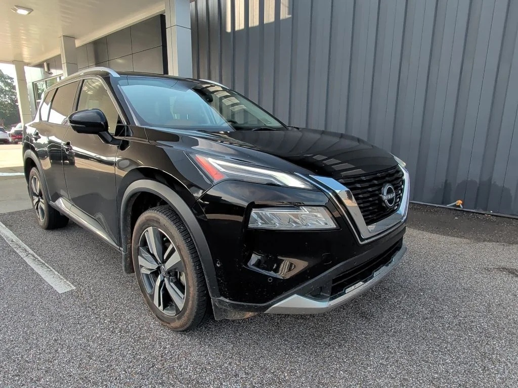Used 2023 Black Nissan Platinum image 3