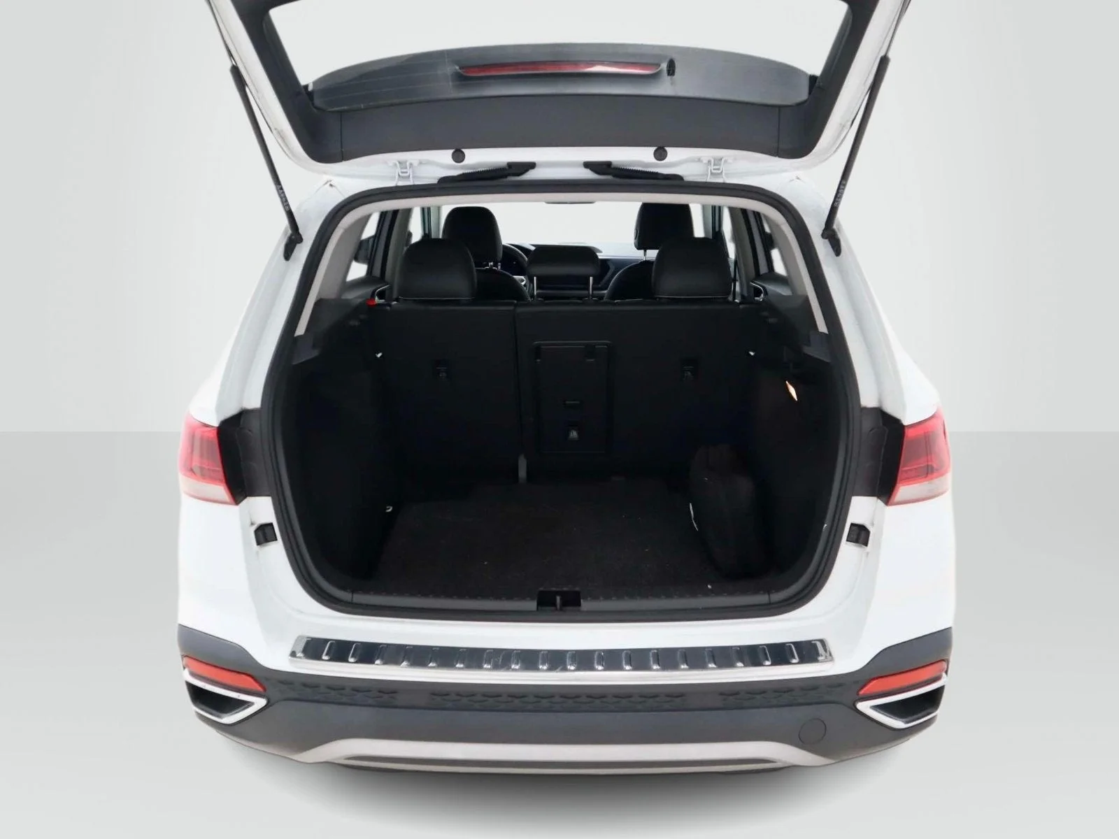 Used 2022 Pure White Volkswagen SE image 11