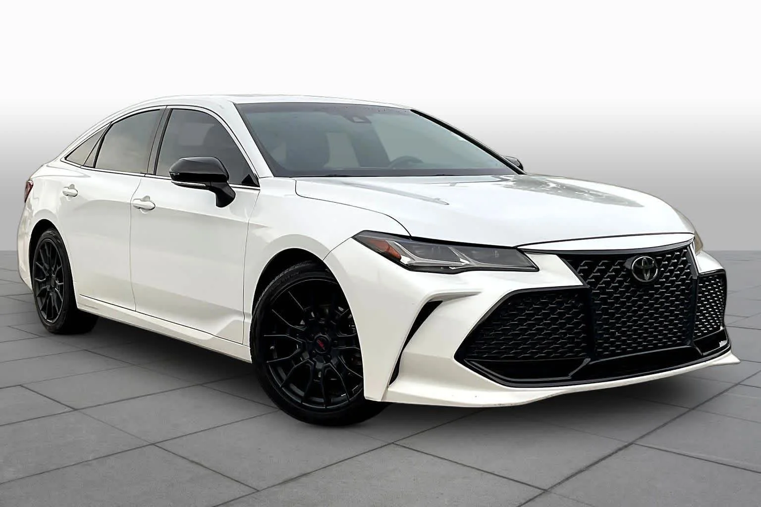Used 2019 Wind Chill Pearl Toyota Touring image 3