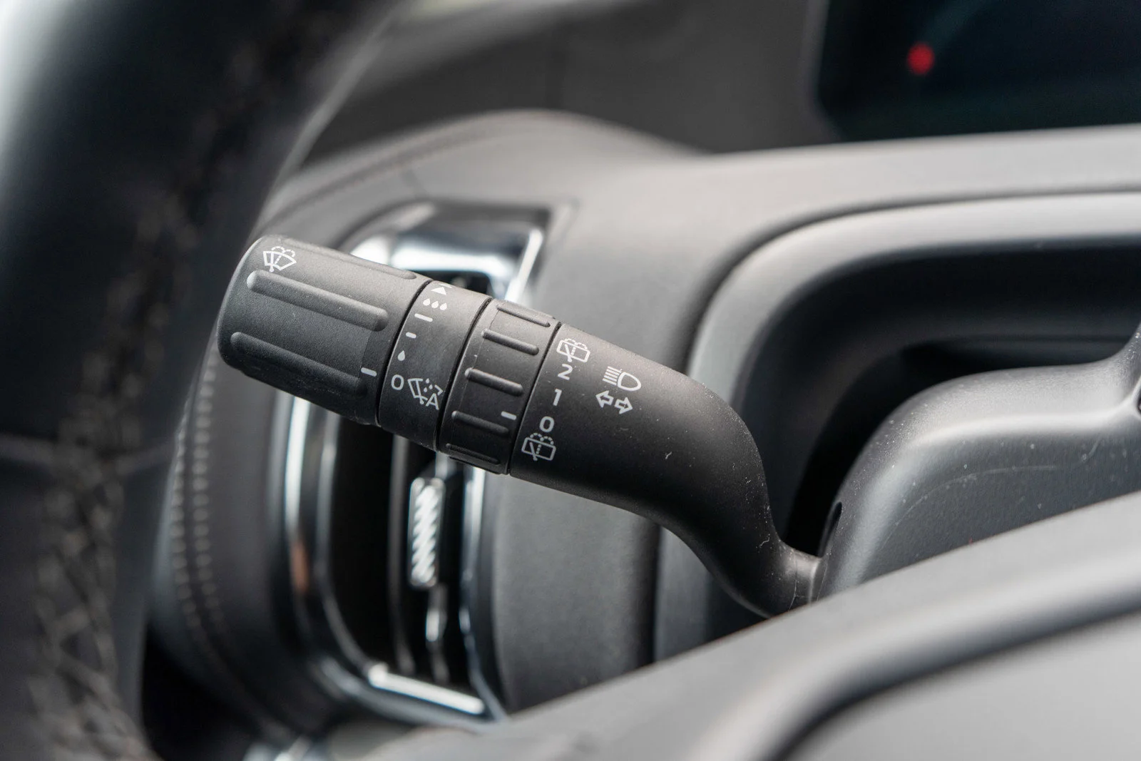 Used 2025 Black Metallic Ford Platinum image 30