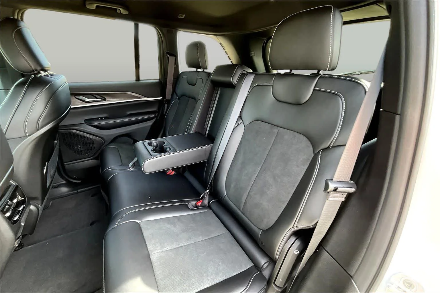 New 2026 Bright White Clear-Coat Exterior Paint Jeep Laredo Altitude image 22