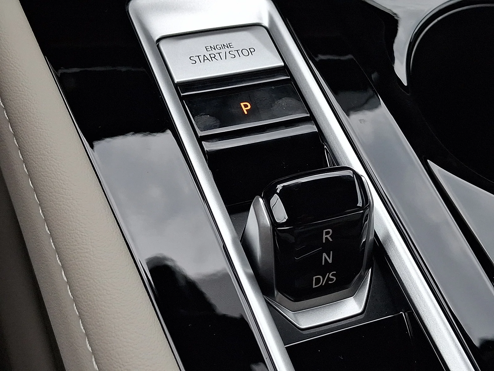 New 2026 Pure Gray - J2J2 Volkswagen SE with Technology image 8