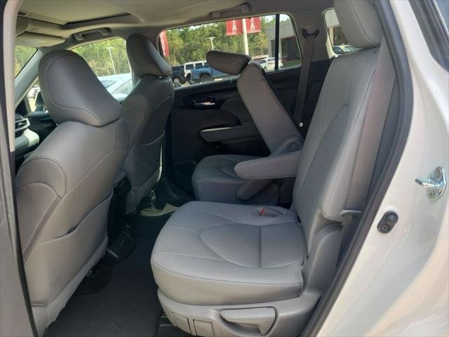 Certified Used 2024 WIND CHILL PEARL Toyota  image 16