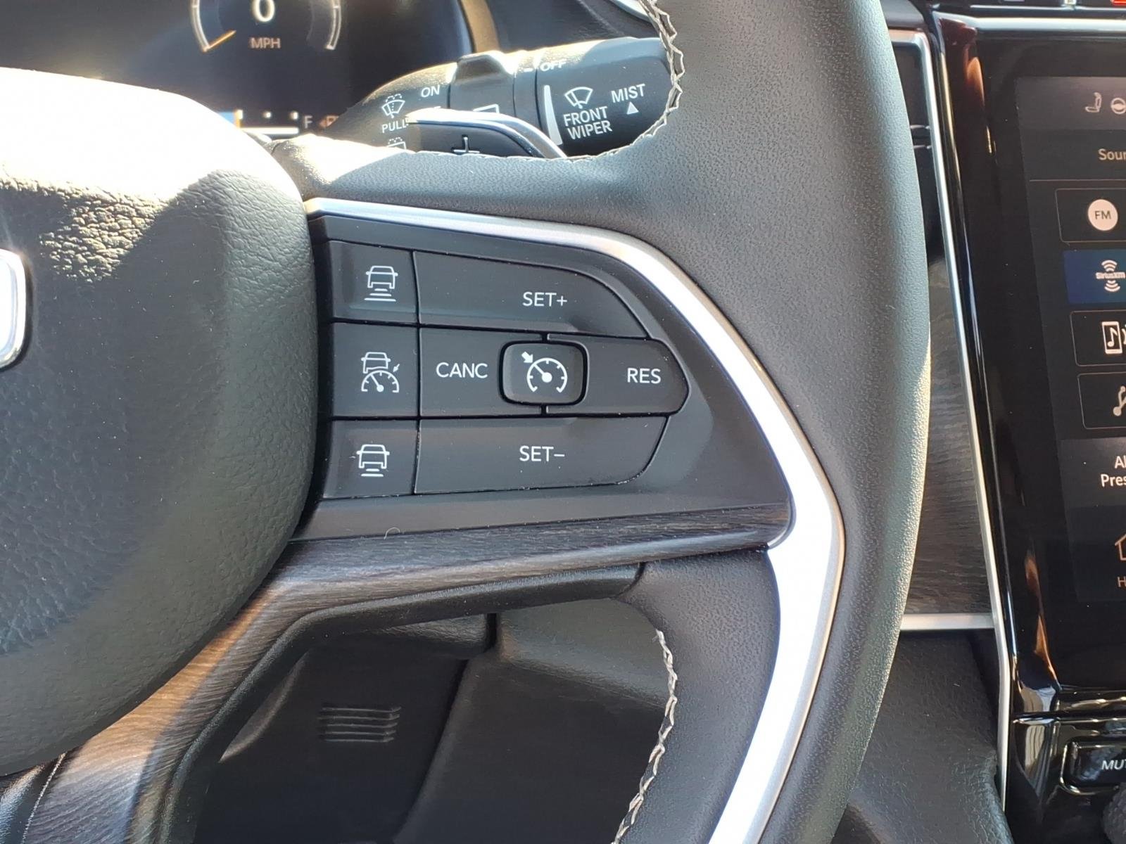 Used 2023 White/off-white Jeep Limited image 11