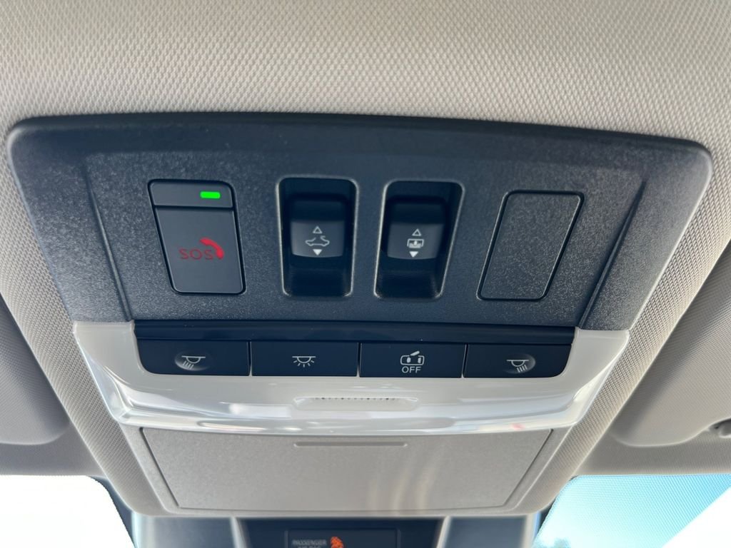 New 2026 Champagne Silver Metallic / Super Black Two-tone Nissan Platinum image 8