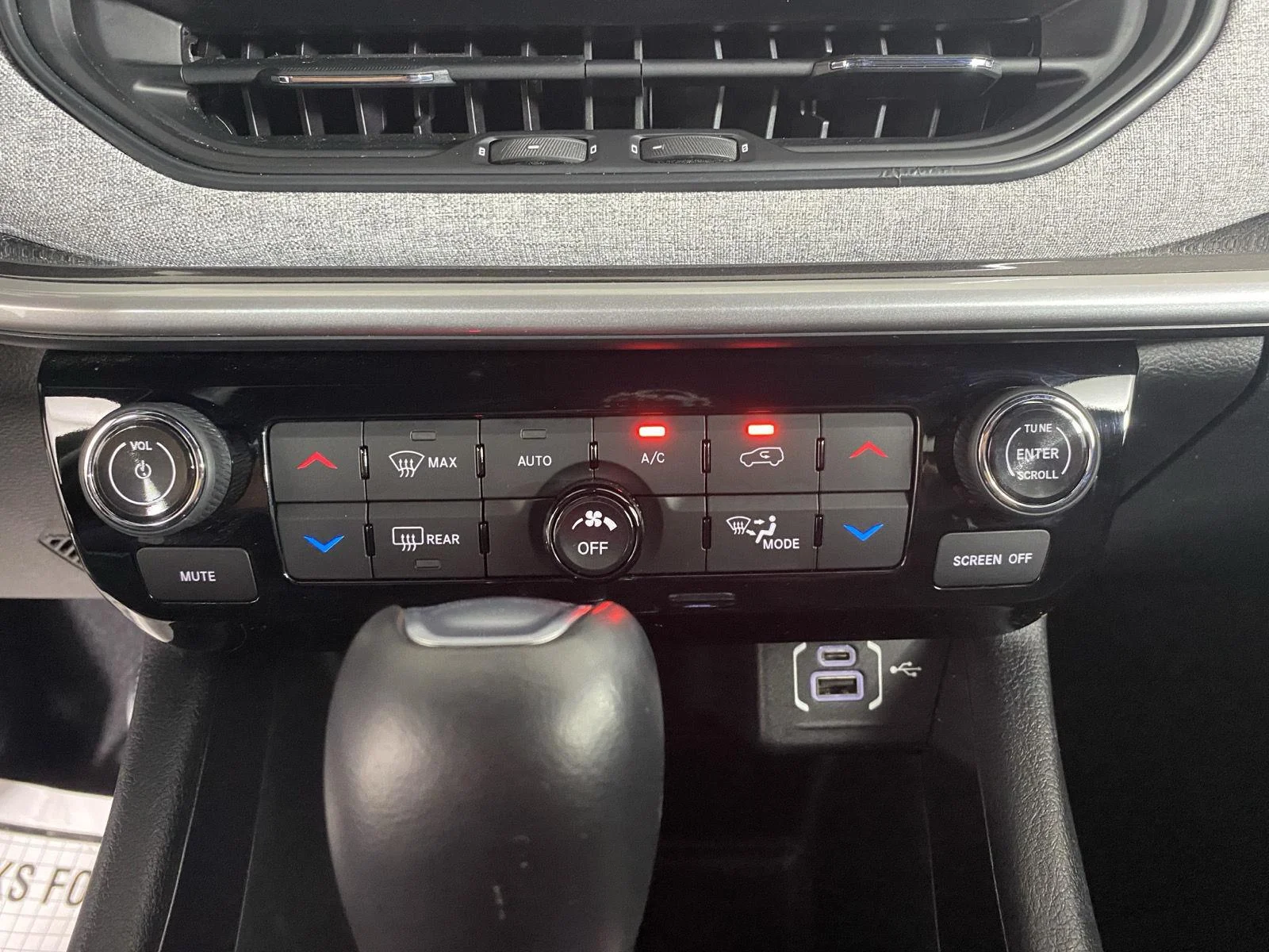 Used 2023 Diamond Black Crystal Pearlcoat Jeep Latitude image 21