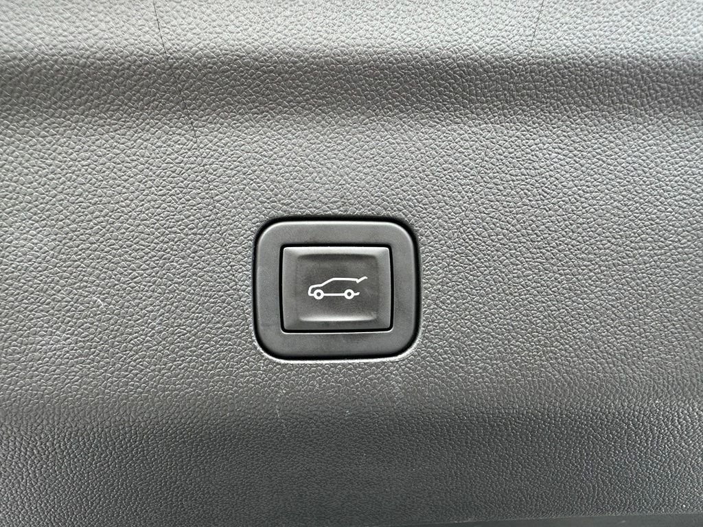 Used 2025 White GMC Denali image 25