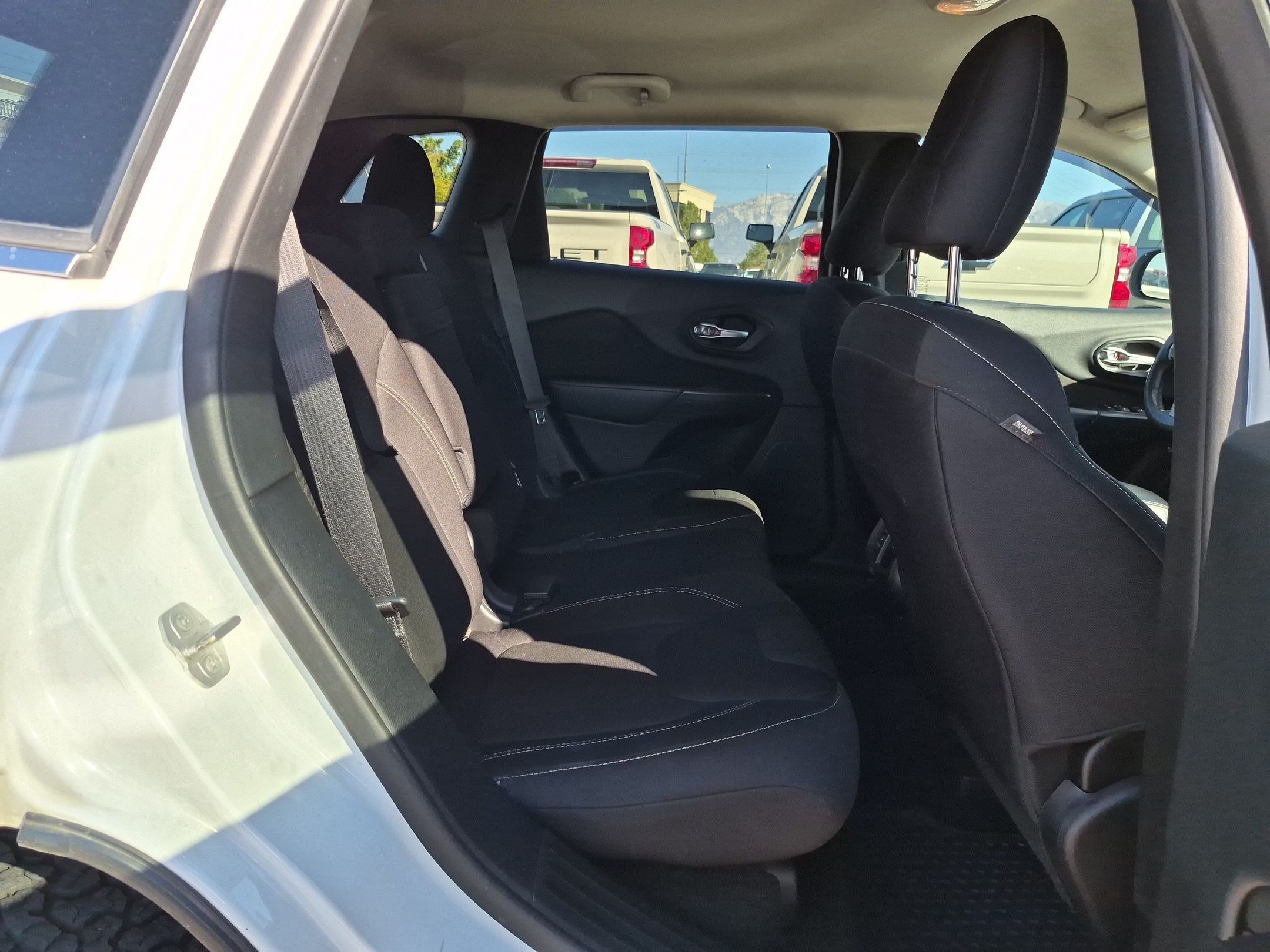 Used 2015 Bright White Clearcoat Jeep Latitude image 28