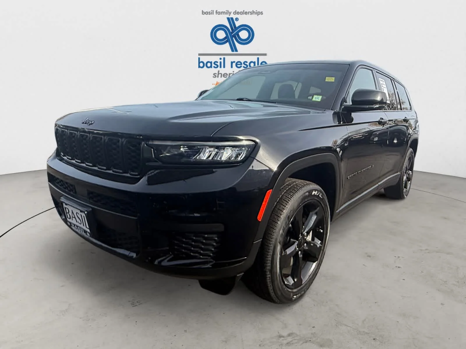Used 2023 Diamond Black Crystal Pearlcoat Jeep Altitude image 2
