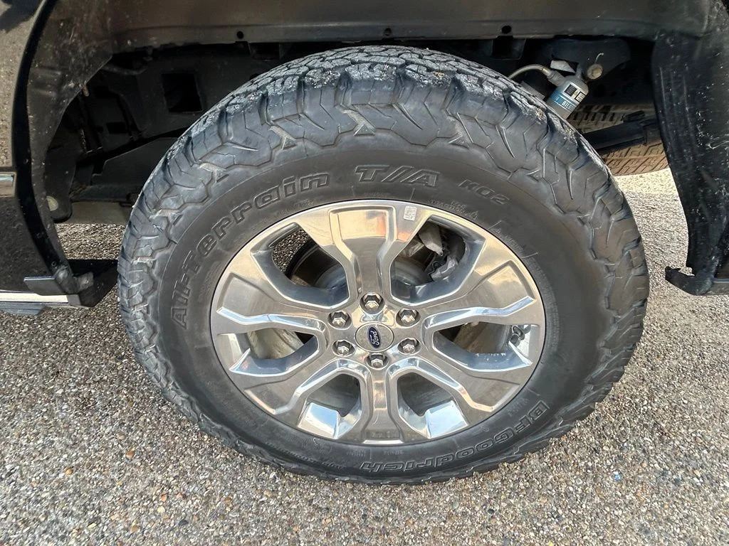 Used 2022 Black Metallic Ford Platinum image 9