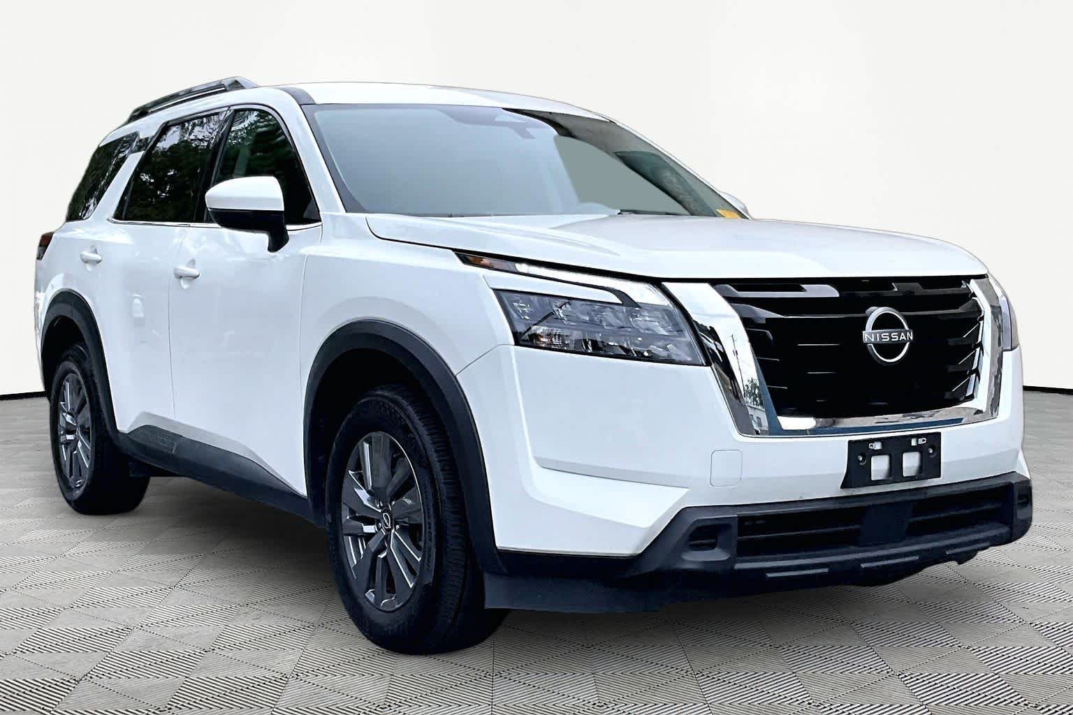Used 2025 Glacier White Nissan SV image 3
