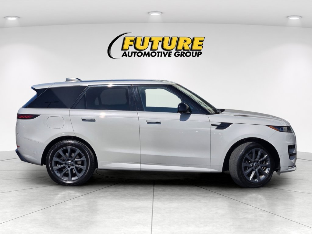 Used 2024  Land Rover Dynamic SE image 3