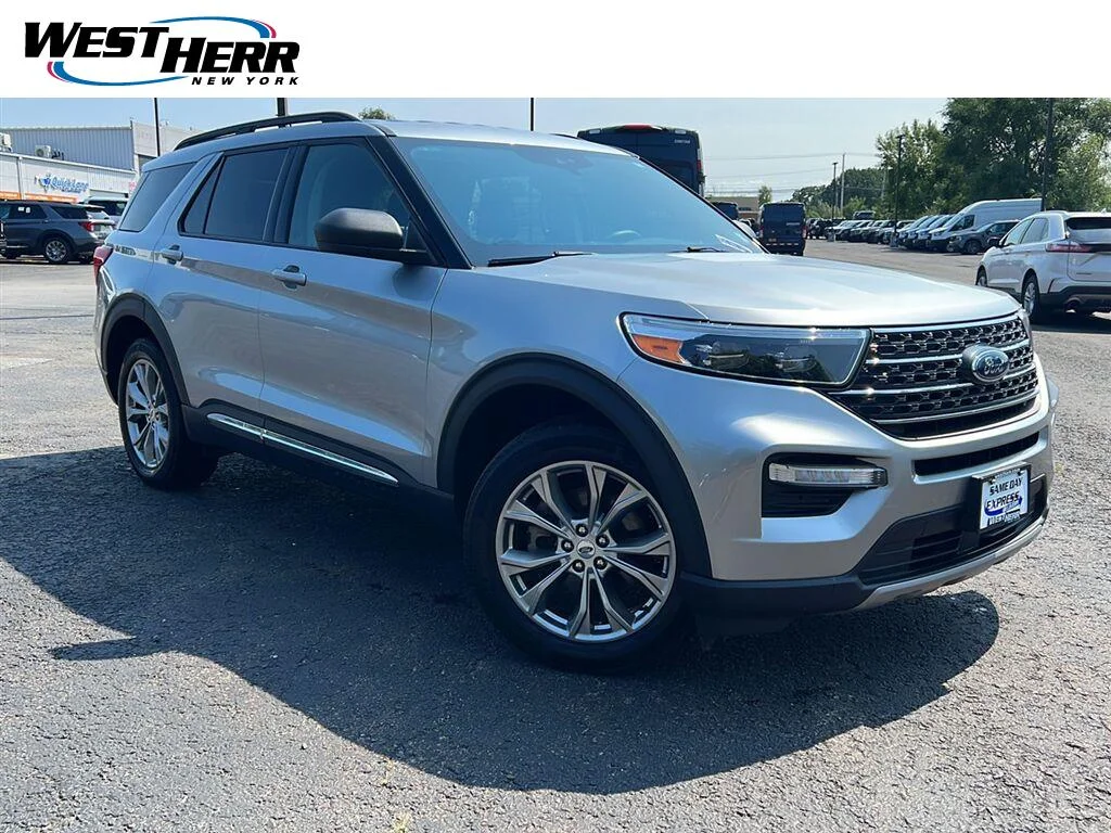 Used 2023 Iconic Silver Ford XLT image 1